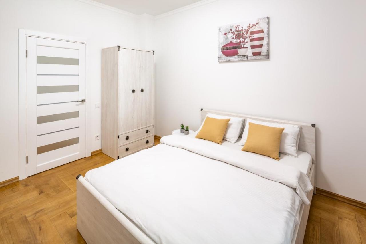 Three Bedroom Apartment On Rynok Square 리비프 외부 사진